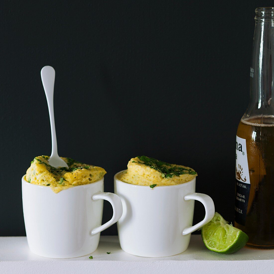 Pikante Polenta-Tassenkuchen mit Bier und Limette