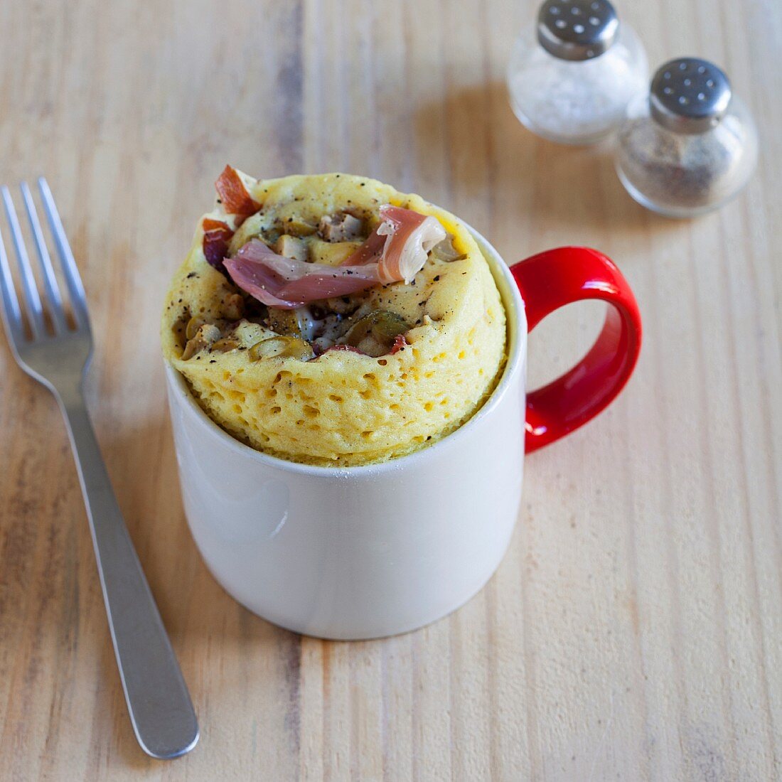 Savoury mug cakes with ham, olives and cheese