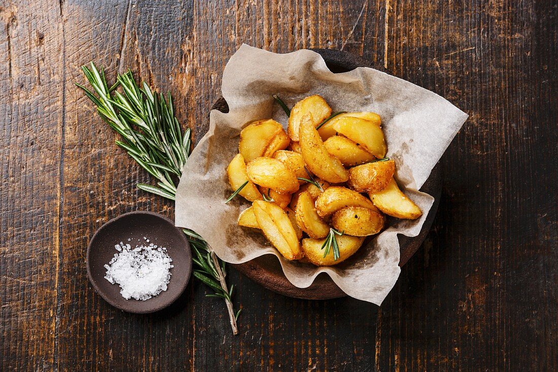 Gebratene Kartoffelspalten mit Rosmarin und grobem Salz (Aufsicht)