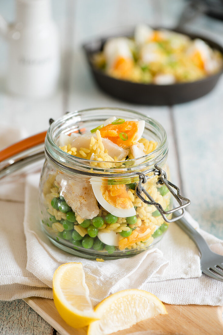 Kedgeree mit Kabeljau, Erbsen und Eiern im Bügelglas