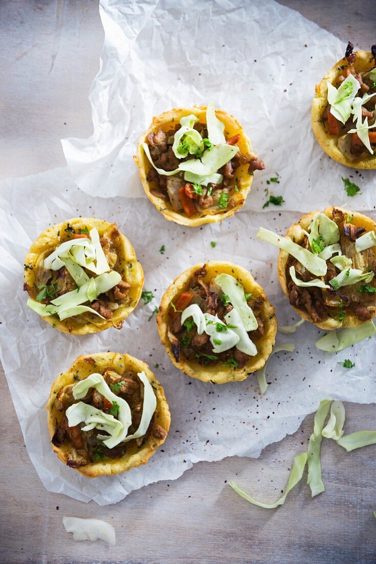 Glutenfreie vegane Kartoffelküchlein mit Sojaschnetzeln, Karotten und Spitzkohl