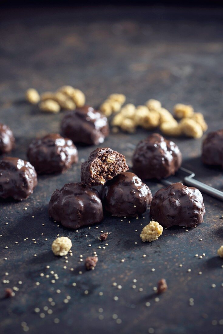 Vegan chocolates with amaranth, pecan nuts and mulberries