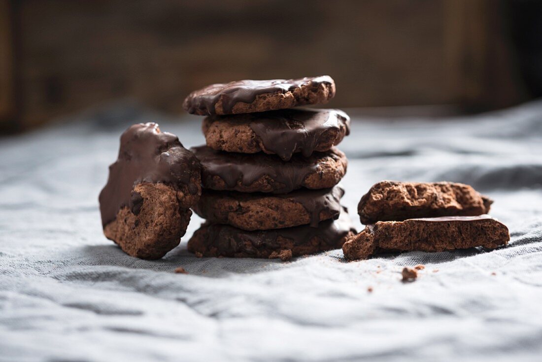 Vegane Chocolatchip Cookies mit Zartbitter-Nougat-Glasur