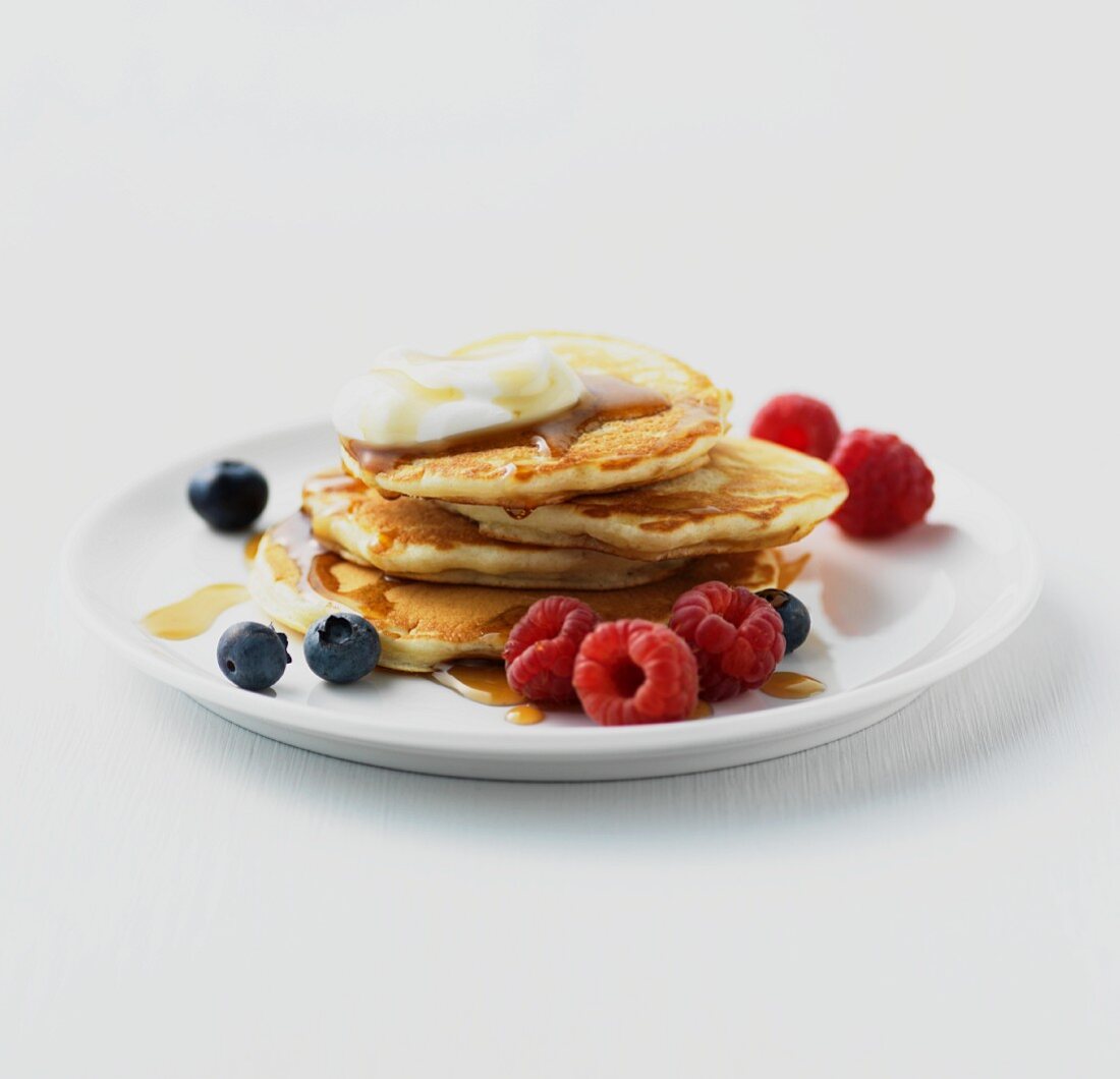 Pancakes with berries, yoghurt and maple syrup