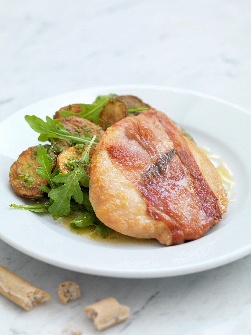 Saltimbocca mit Bratkartoffeln und Rucola