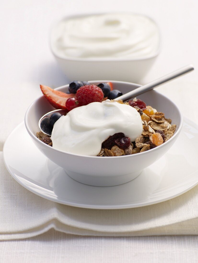 Müsli mit Joghurt und Beeren