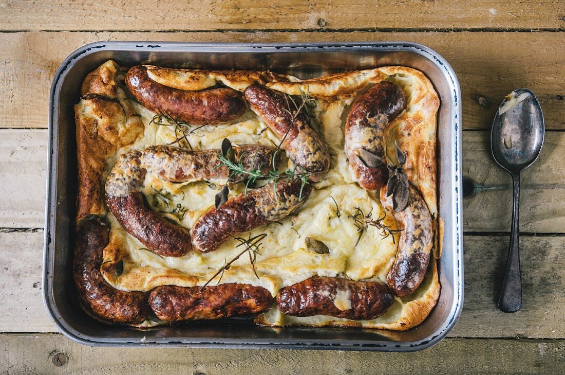 Toad in the hole (Bratwürste im Eierteig gebacken, England)