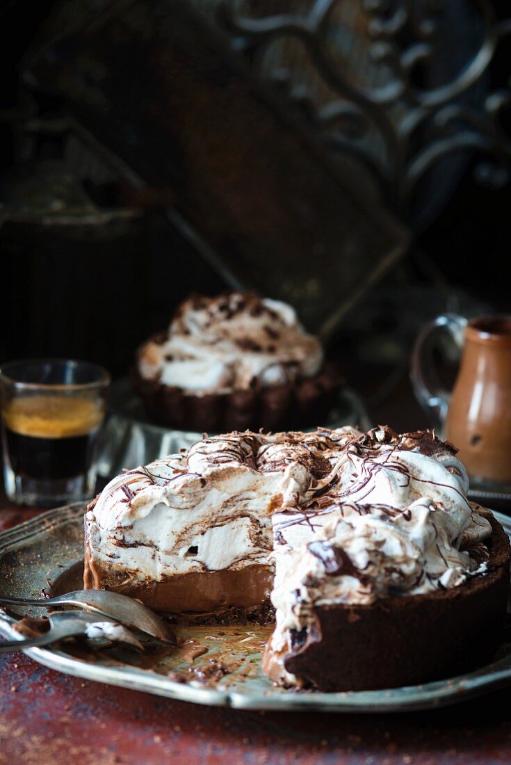 Schokoladen-Baiser-Kuchen, angeschnitten