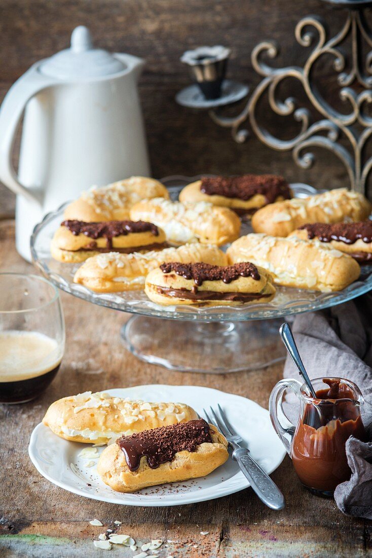 Eclairs mit Schokoladensauce