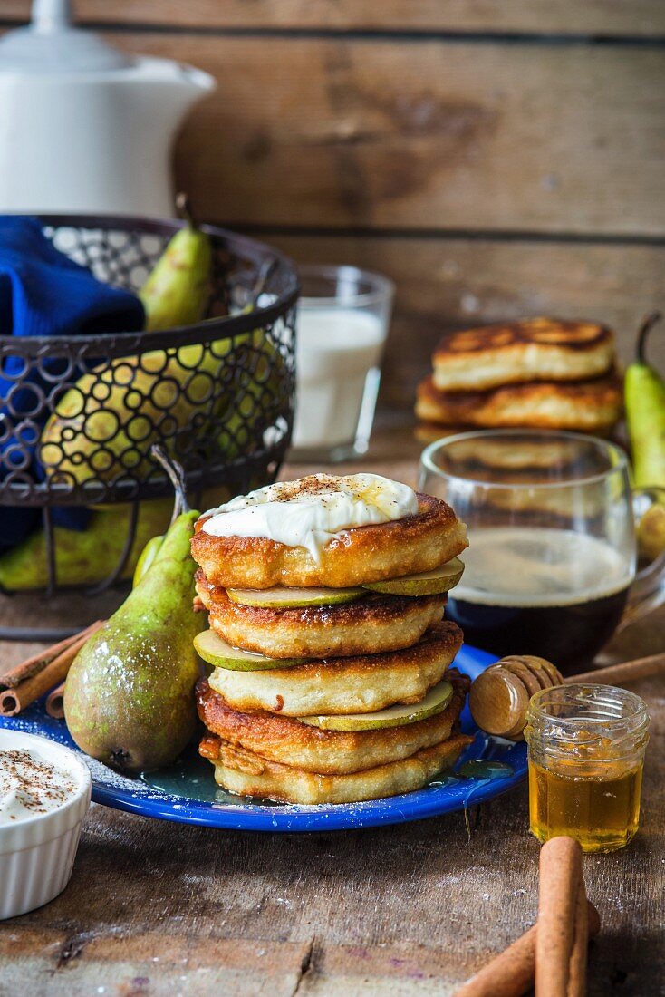 Gestapelte Pancakes mit Birnen