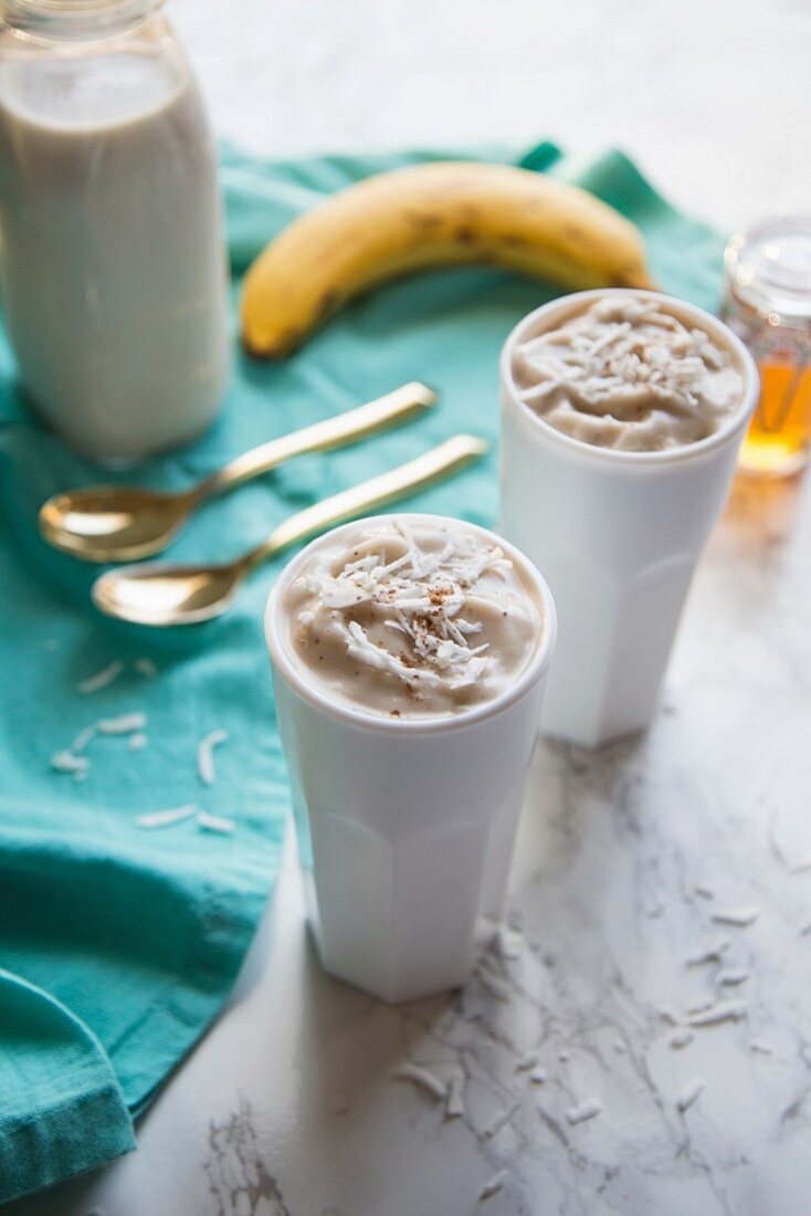 Mandelmilchshake mit Banane und Kokosnuss