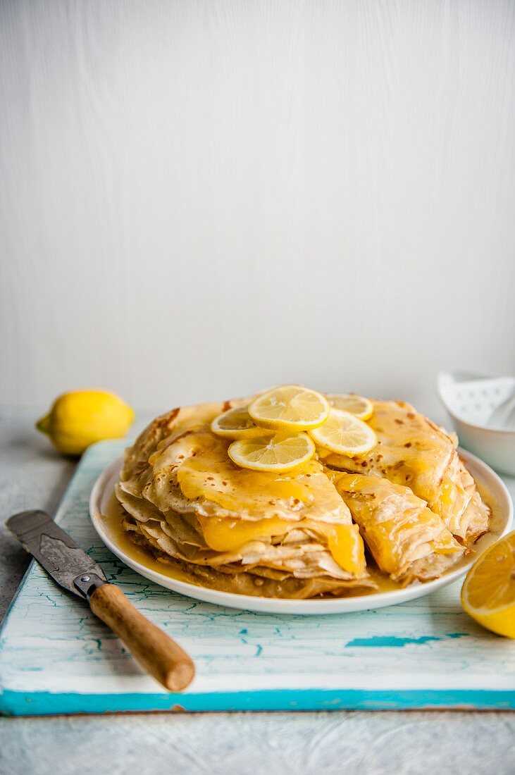 Gestapelte Pfannkuchen mit Lemon Curd und und Zitronenscheiben