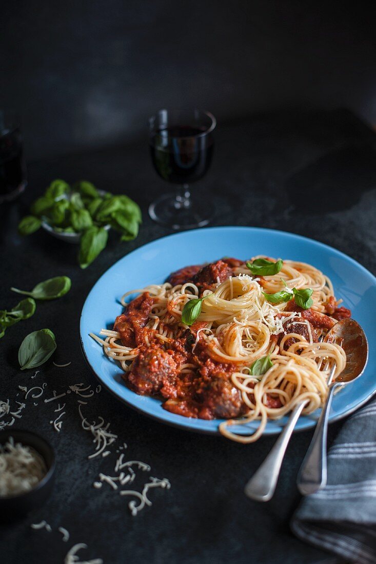 Spaghetti mit Fleischbällchen in Tomatensauce