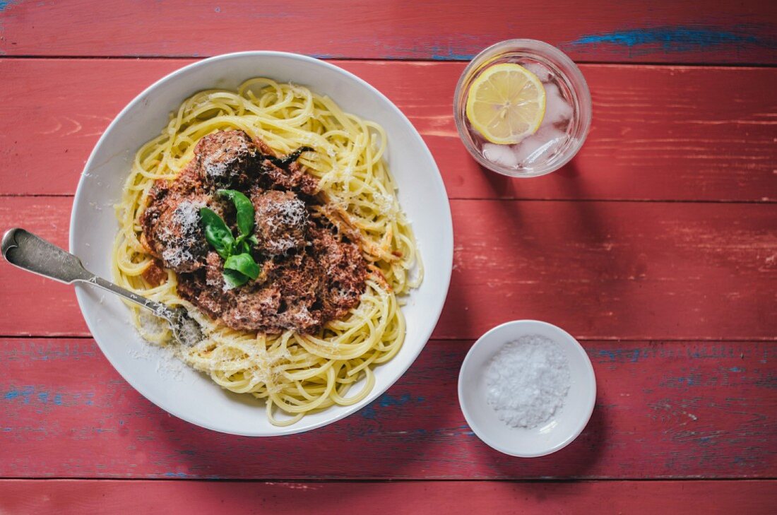 Spaghetti mit Fleischbällchen und Parmesan (Aufsicht)