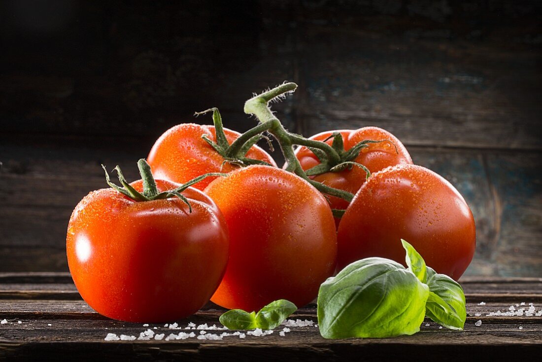 Tomatenrispe mit Wassertropfen