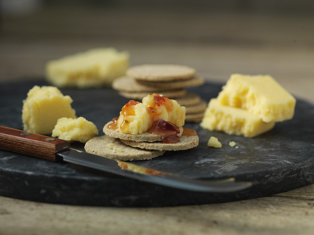 Cracker mit Lancashire-Käse und Marmelade
