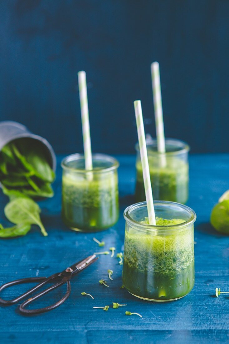 Grüner Smoothie mit Spinat, Limetten und Kresse