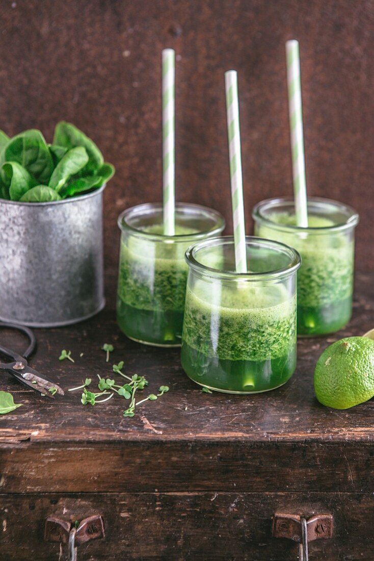 Grüner Smoothie mit Spinat, Limetten und Kresse