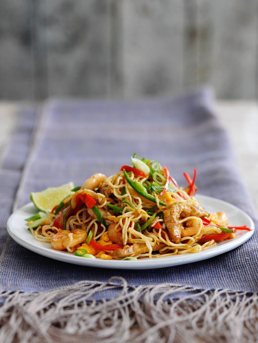Singapore noodles with shrimps, pork and vegetables (China)
