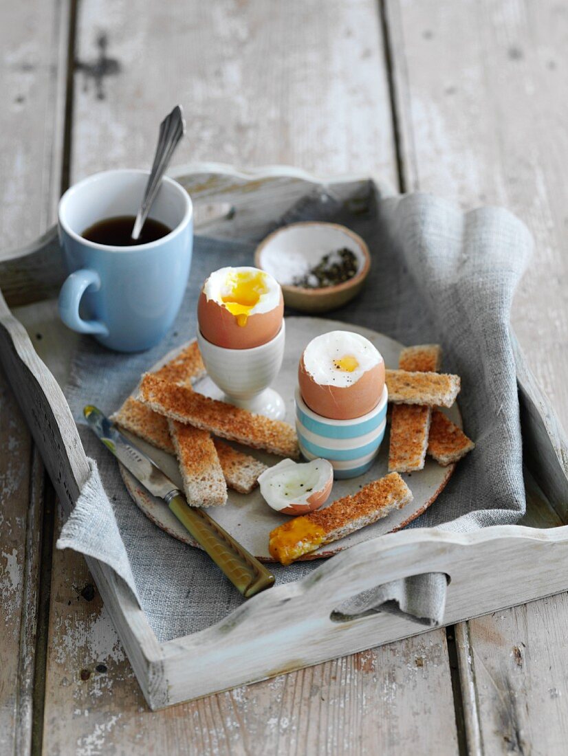 Weichgekochte Eier mit Toaststreifen zum Frühstück (England)