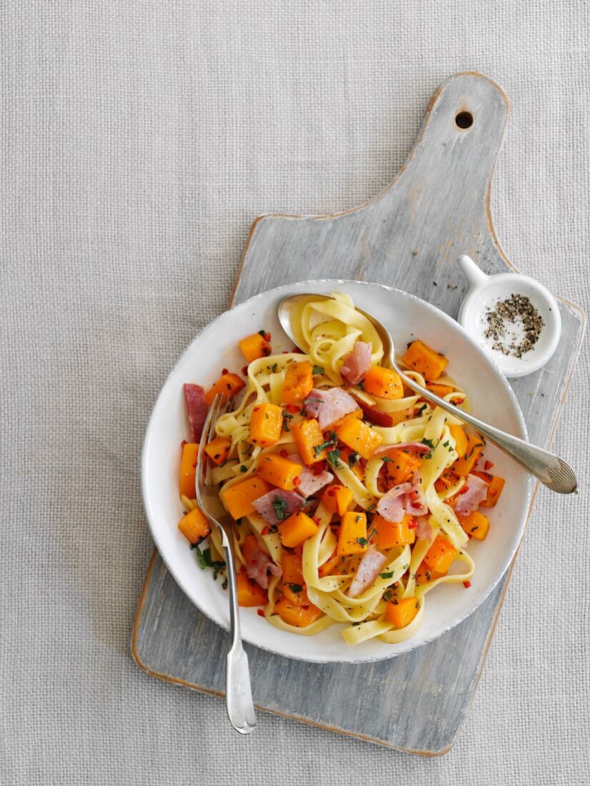 Tagliatelle mit Kürbis, Salbei und Chili