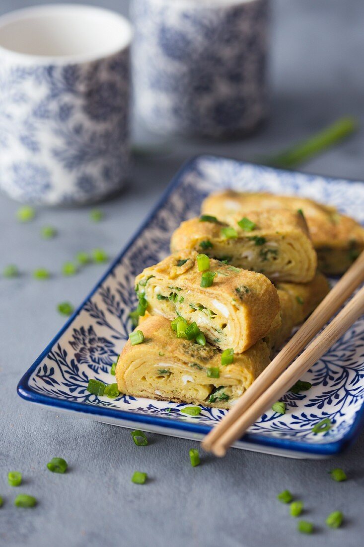 Tamagoyaki (traditionelle Omelettröllchen, Japan) mit frischem Schnittlauch