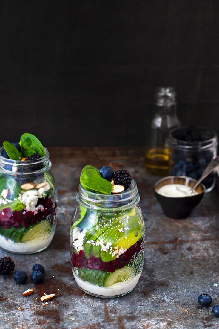 Gemüsesalat mit Beeren und Joghurtdressing im Glas