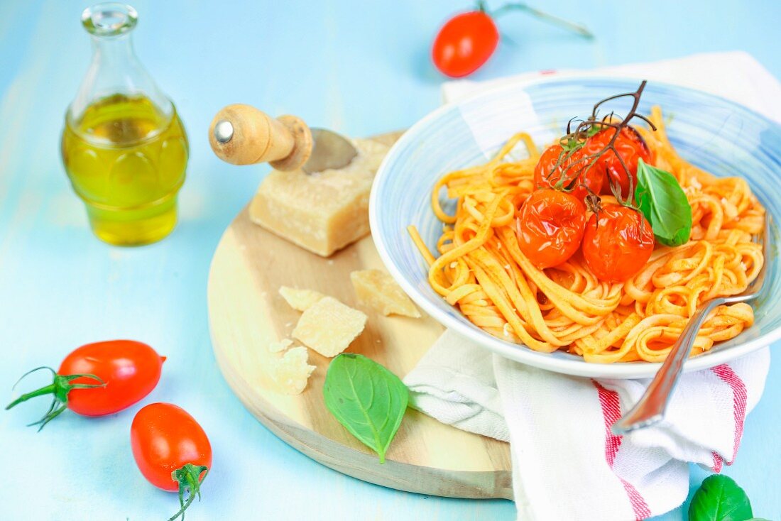 Linguine mit gebratenen Tomaten, Basilikum und Parmesan