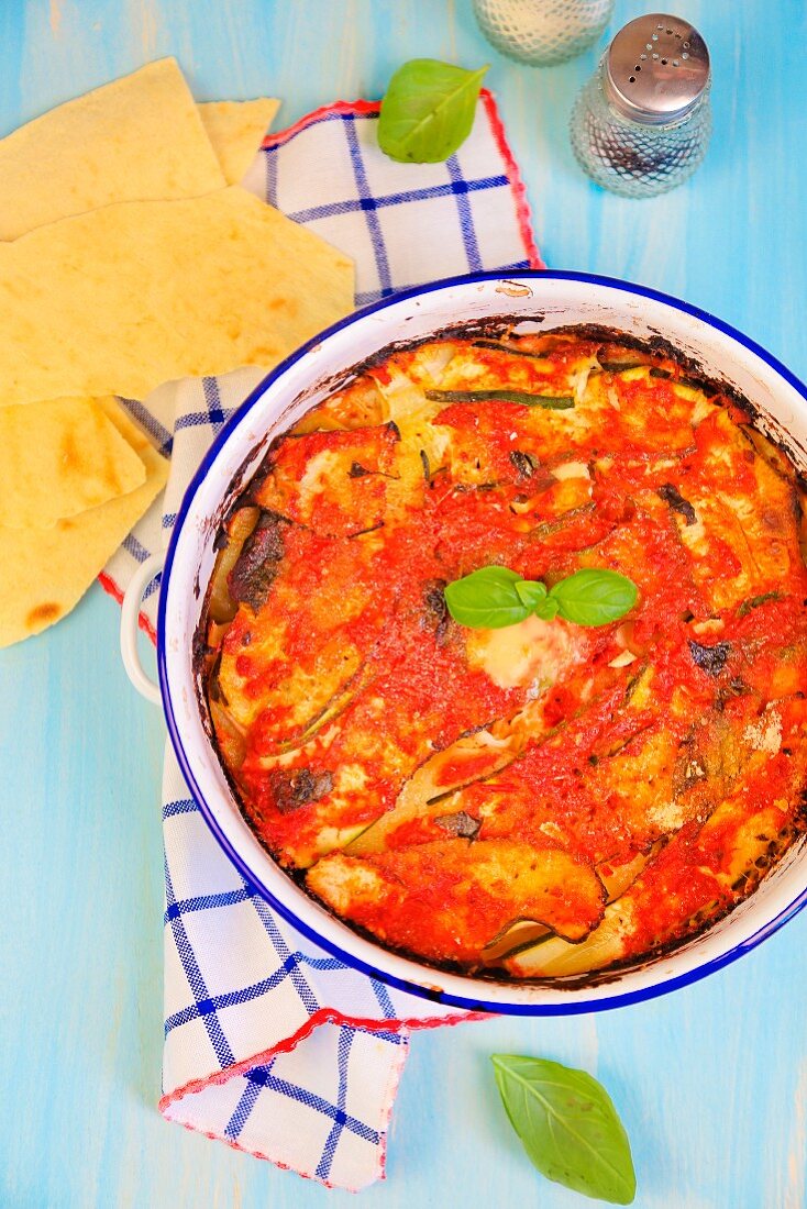 Kartoffel-Zucchini-Auflauf mit Carasau-Brot