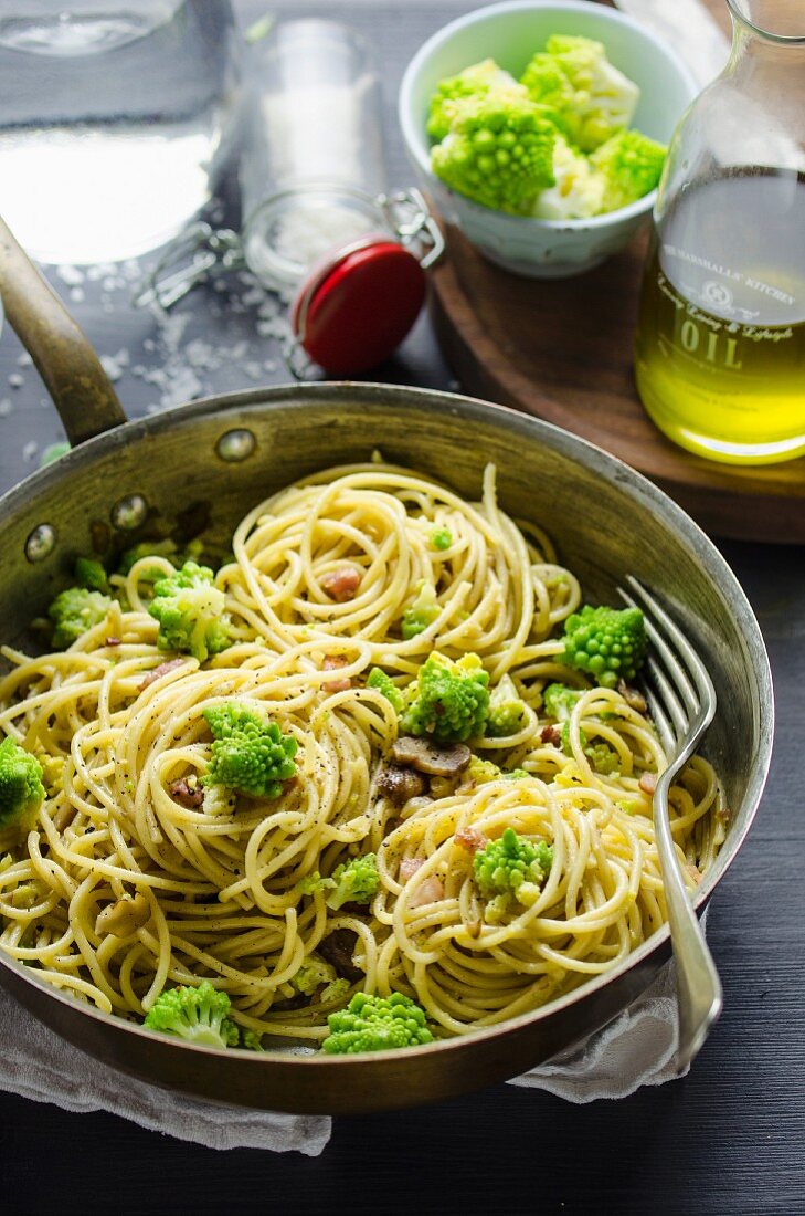 Spaghetti with broccoli florets, chestnuts and bacon
