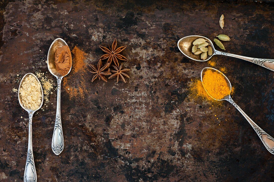 Turmeric, cardamon, anise, ginger and cinnamon in small spoons