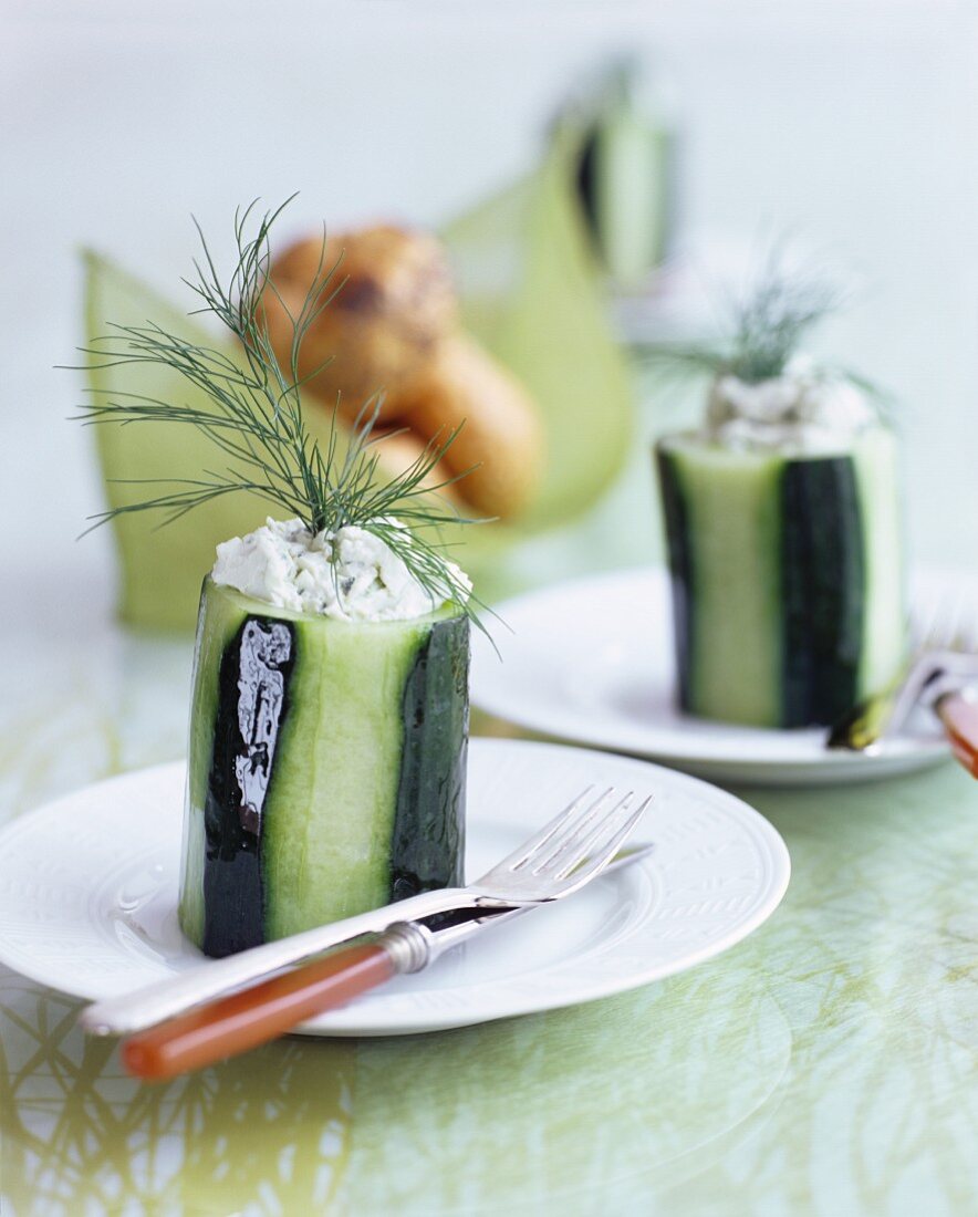 Gurken mit Frischkäsefüllung und Dill