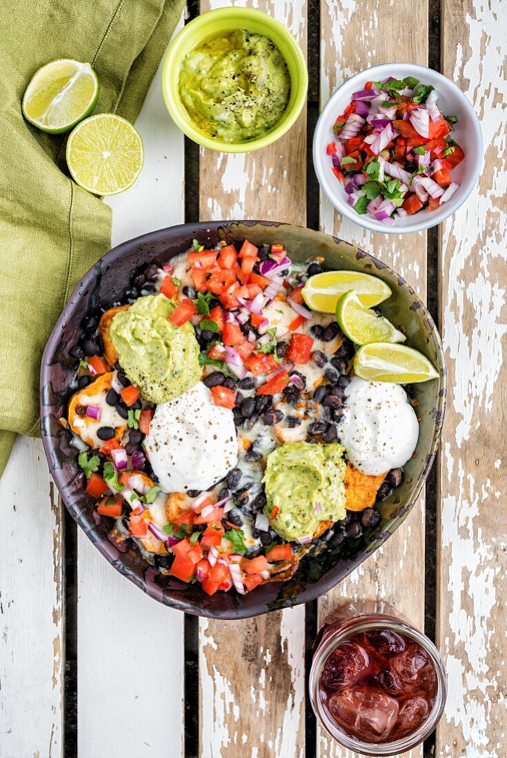 Kartoffel-Nachos mit Salsa, Creme Fraiche und Guacamole (Mexiko)