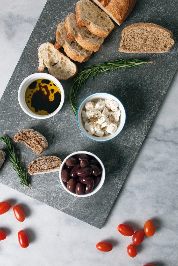 Griechische Mezze: Oliven, Feta, Olivenöl und Brot