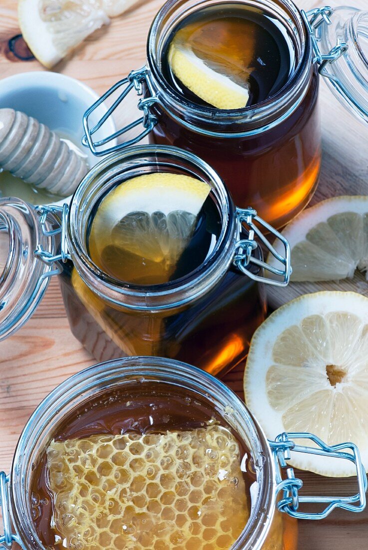 Bio-Honig mit Wabe und Zitrone in Gläsern