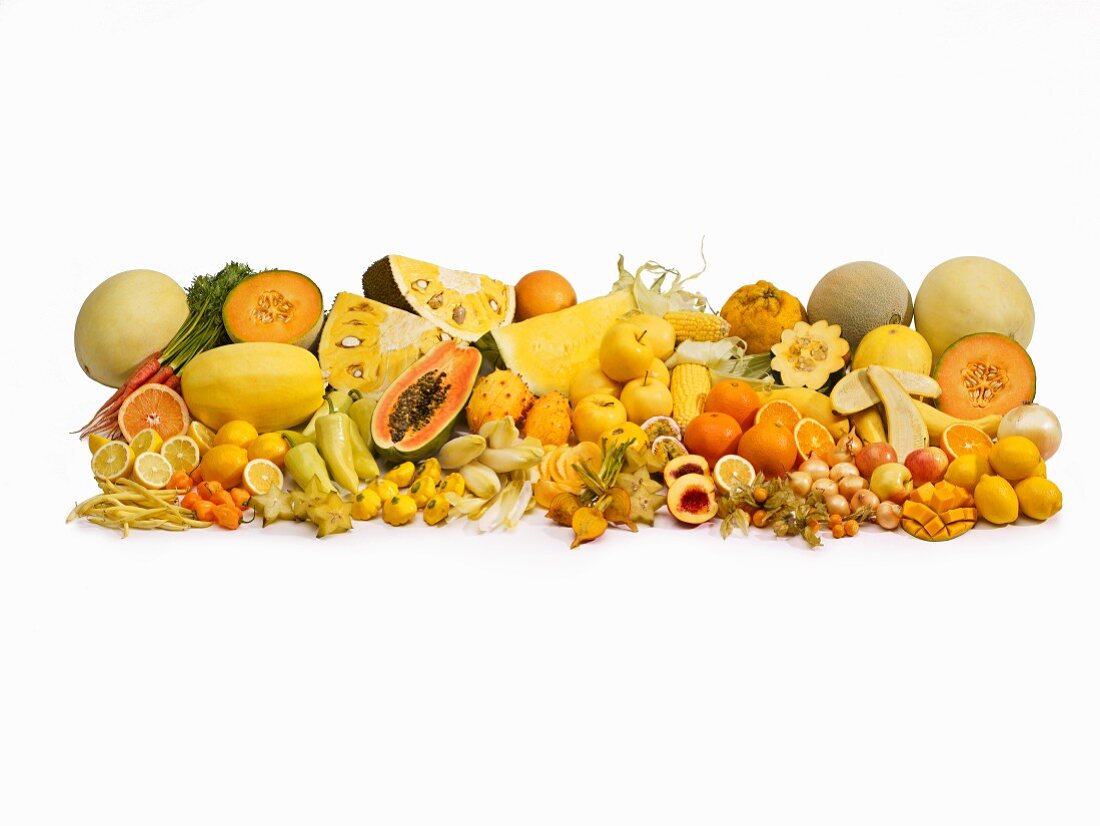 Gelbes Obst und Gemüse vor weißem Hintergrund
