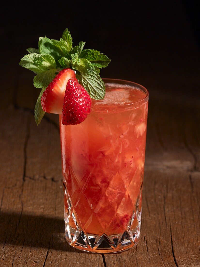 Ein Strawberry Mint Julep im Glas