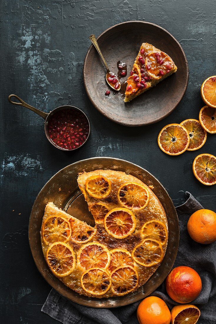 Upside-down cake with blood oranges and pomegranate syrup (seen from above)