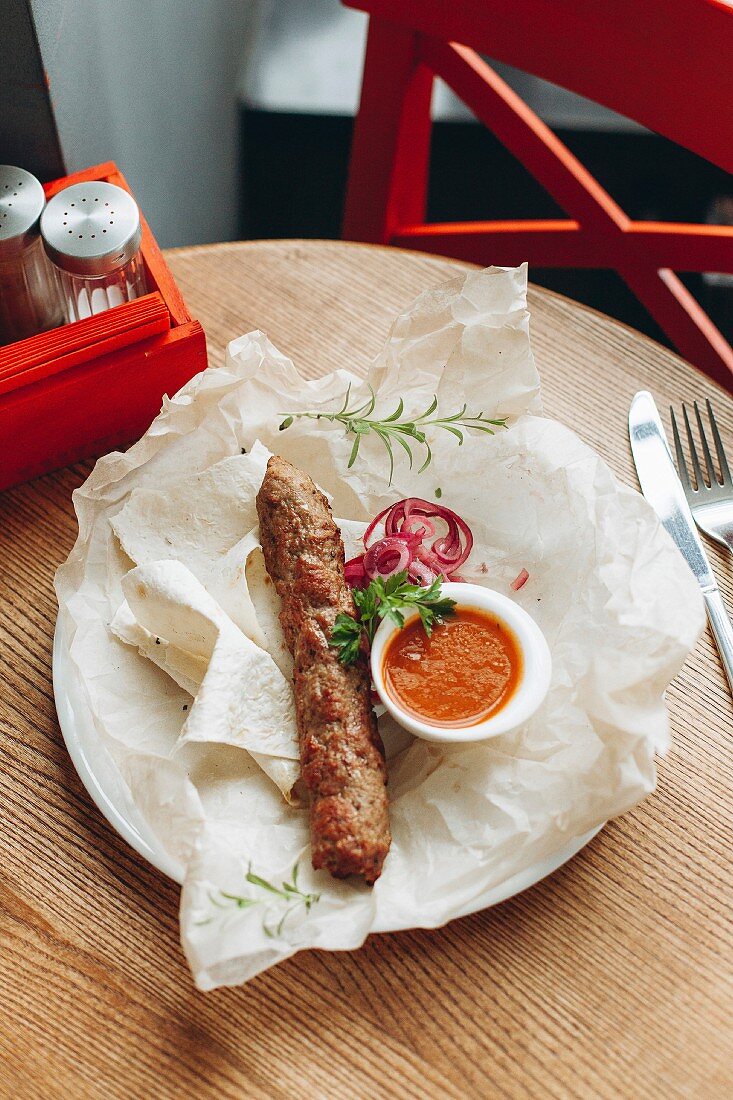 Cevapcici mit Fladenbrot und Dip