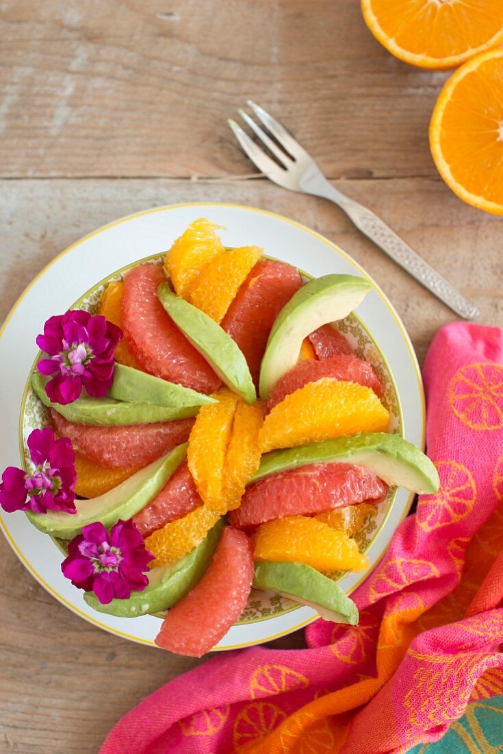 Avocadosalat mit Orangen- und Pink Grapefruitspalten (Aufsicht)