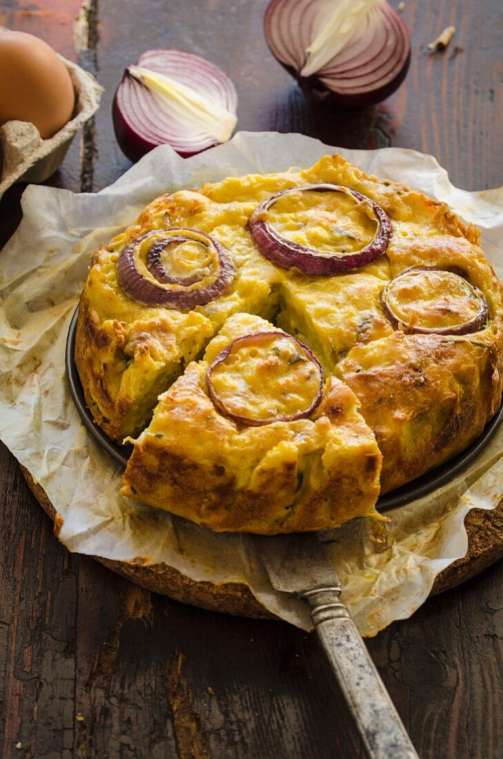 Pikanter Blumenkohlkuchen mit roten Zwiebeln