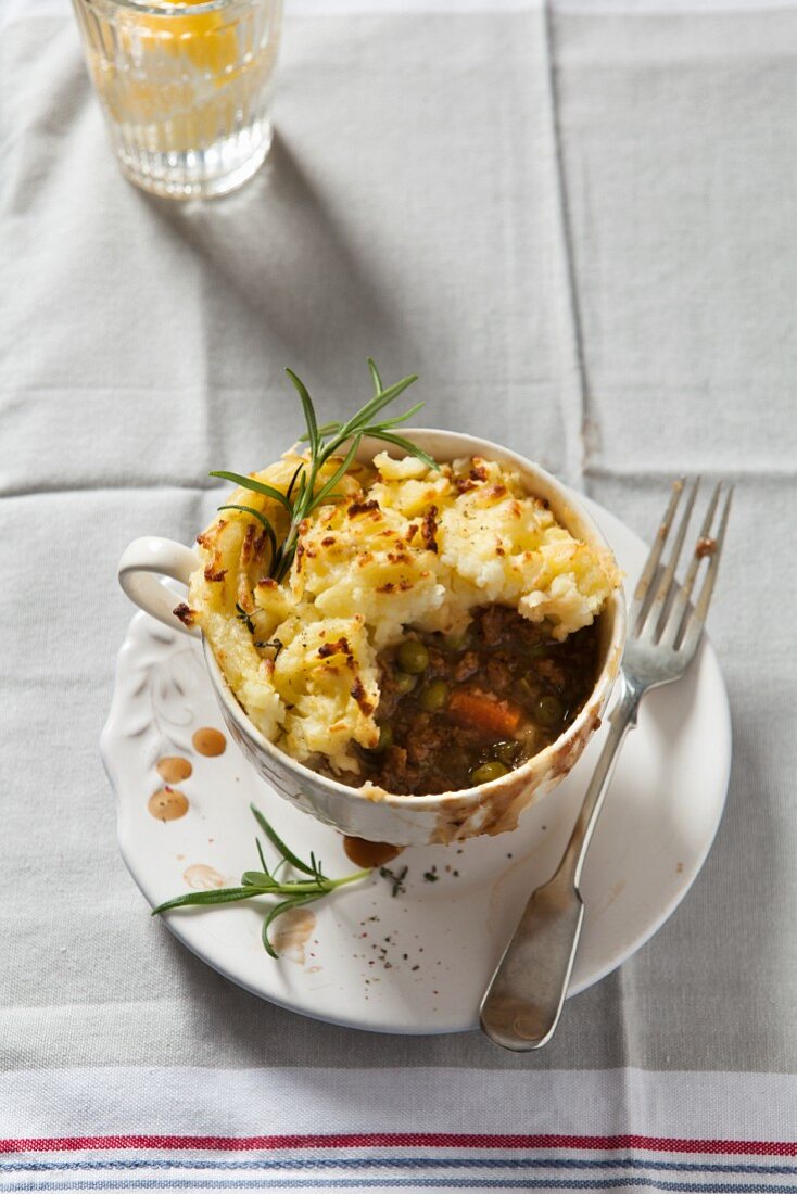 Shepherd's Pie mit Kartoffelpüreehaube (England) serviert in Vintage-Tasse