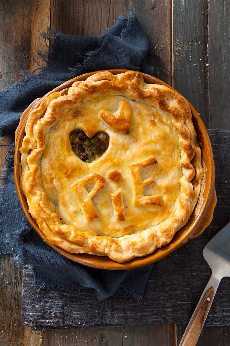 Fleischpie mit Schriftzug Pie und ausgestochenem Teigherz