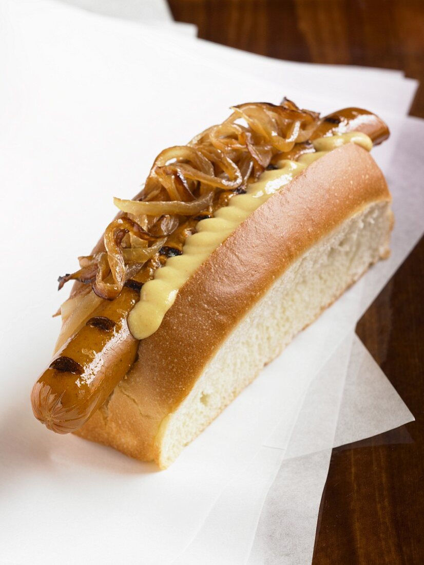 Hotdog mit Senf und Zwiebeln