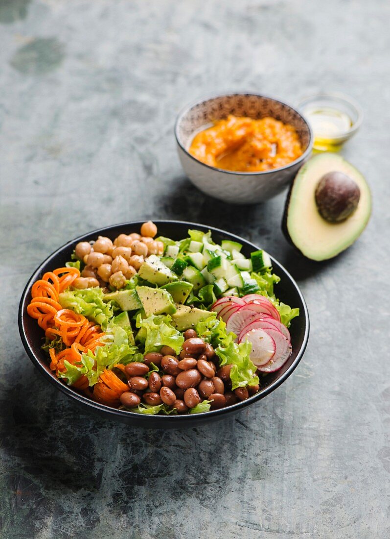 Gemischter Salat mit Süßkartoffelpüree