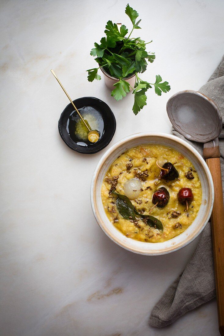 Linsen Dal Fry mit Chili, Perlzwiebeln und Curryblättern (Indien)