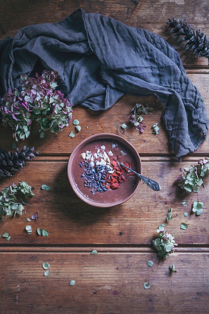 Chocolate smoothie bowl with Brazil nuts, goji berries and cacao nibs