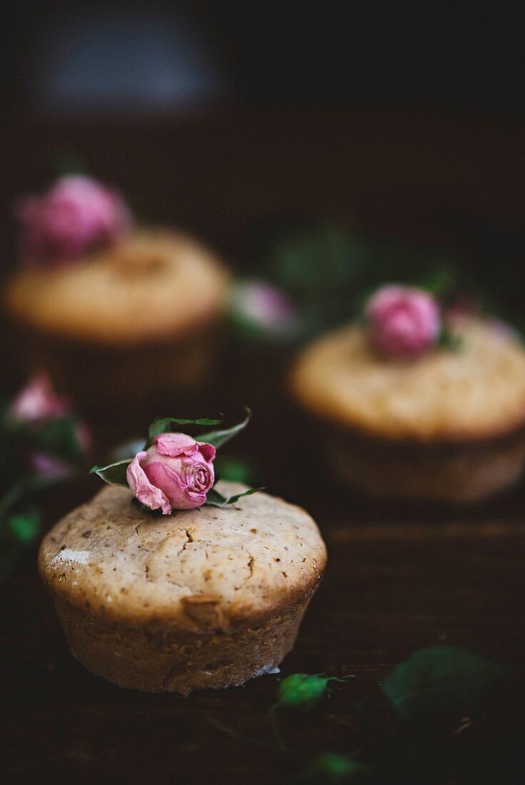 Cupcakes dekoriert mit Rosenblüten (Nahaufnahme)