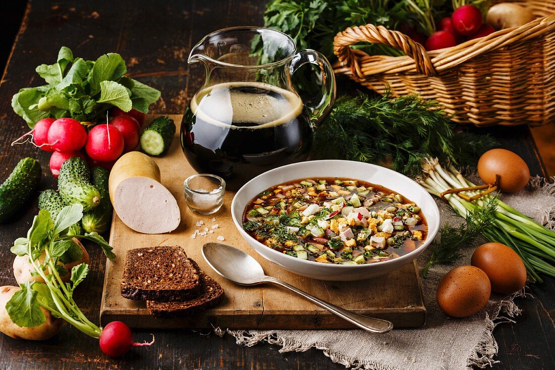 Okroschka (Kalte Suppe, Russland) mit Gemüse, Wurst und Kvass