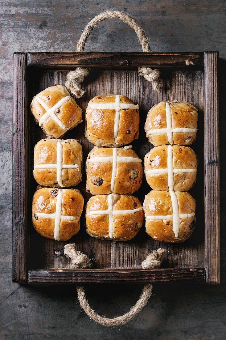 Hot Cross Buns (Ostergebäck, England) auf Holztablett